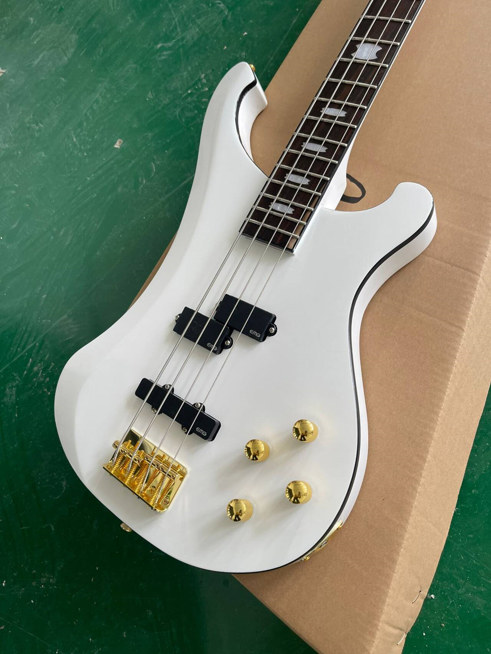 Bass Guitar Fretless - Basso elettrico bianco a 4 corde