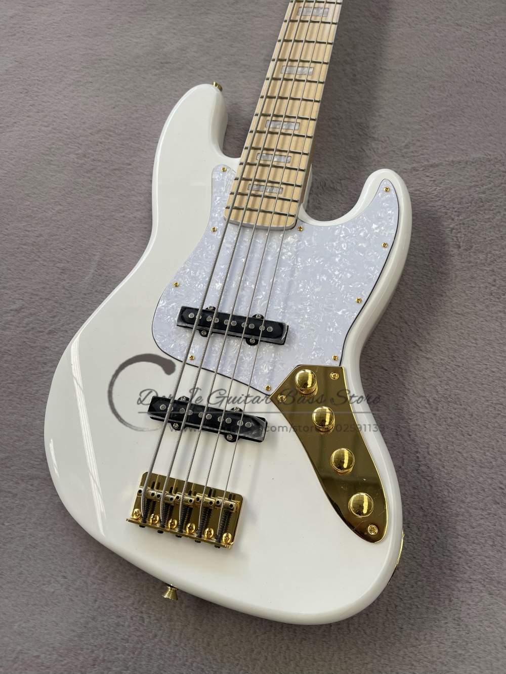 Basso bianco a 5 corde, ponte  - Bass Guitar Fretless recensione e prezzo